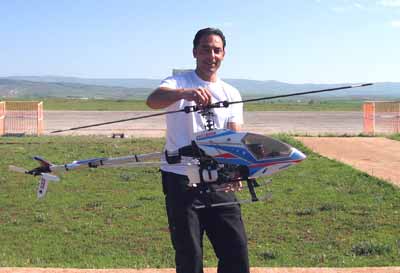 Fernando, orgulloso con su nuevo helicóptero